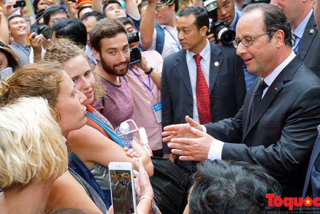 Tổng thống Francois Hollande vui vẻ trò chuyện với khách du lịch nước ngoài cũng đang tìm hiểu về văn hóa và thắng cảnh ở Thủ đô Hà Nội như ông.